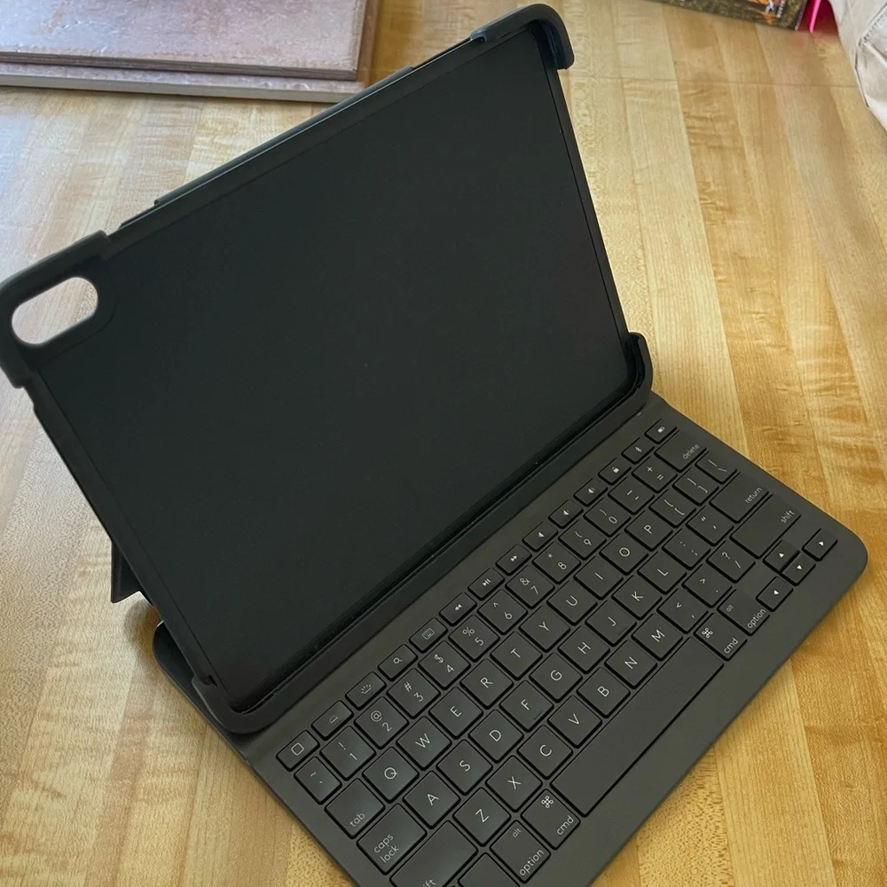 Logitech iPad Pro Case + Keyboard (10.9 inch)